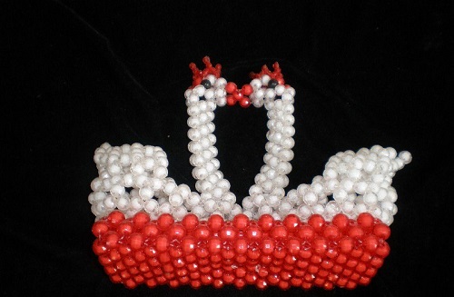 3月8日，拿回家做的手工副業(yè)，靈活就業(yè)創(chuàng)業(yè)手工項(xiàng)目，在手工之家要提高收入，還能這樣做，圖為勵(lì)志珠珠繡串珠手工產(chǎn)品剪影