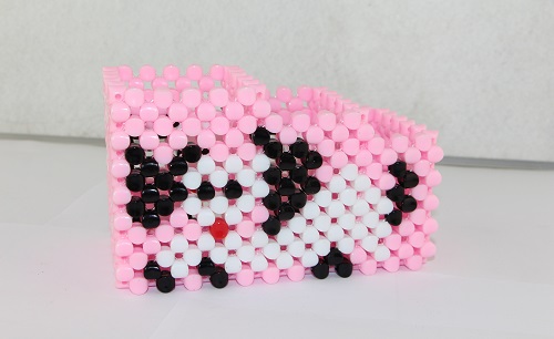 3月10日，居家副業(yè)項目，帶回家做的手工項目，良好的產(chǎn)品和服務(wù)始終是手工之家發(fā)展的法寶，圖為勵志珠珠繡串珠手工產(chǎn)品剪影