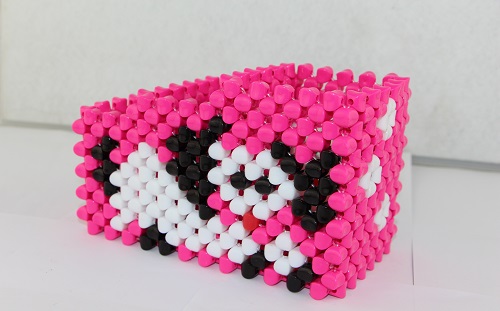 3月10日，居家副業(yè)項目，帶回家做的手工項目，良好的產(chǎn)品和服務(wù)始終是手工之家發(fā)展的法寶，圖為勵志珠珠繡串珠手工產(chǎn)品剪影