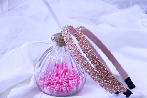 3月11日，拿回家做的手工副業(yè)，在家做手工掙錢，在手工之家，什么人適合做加工和銷售，圖為勵志珠珠繡串珠手工產(chǎn)品剪影