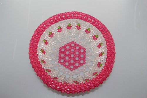 3月12日，靈活就業(yè)副業(yè)，正規(guī)串珠手工加工項目，邊做加工邊做銷售為什么受歡迎，圖為勵志珠珠繡串珠手工產(chǎn)品剪影