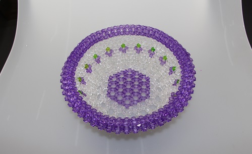 3月12日，靈活就業(yè)副業(yè)，正規(guī)串珠手工加工項目，邊做加工邊做銷售為什么受歡迎，圖為勵志珠珠繡串珠手工產(chǎn)品剪影