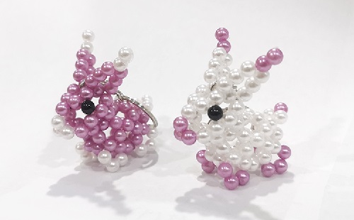 3月15日，拿回家做的手工副業(yè)，手工加工回收項目，在手工之家掙錢沒有季節(jié)性困擾，圖為勵志珠珠繡串珠手工產(chǎn)品剪影