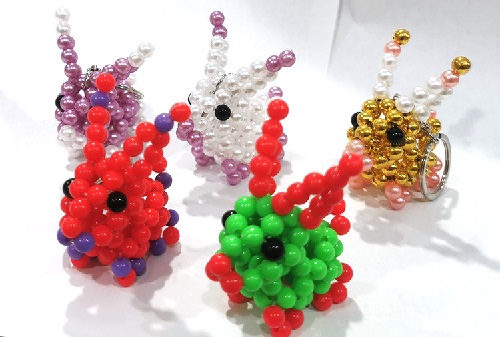 3月15日，拿回家做的手工副業(yè)，手工加工回收項目，在手工之家掙錢沒有季節(jié)性困擾，圖為勵志珠珠繡串珠手工產(chǎn)品剪影