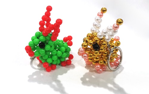 3月15日，拿回家做的手工副業(yè)，手工加工回收項目，在手工之家掙錢沒有季節(jié)性困擾，圖為勵志珠珠繡串珠手工產(chǎn)品剪影