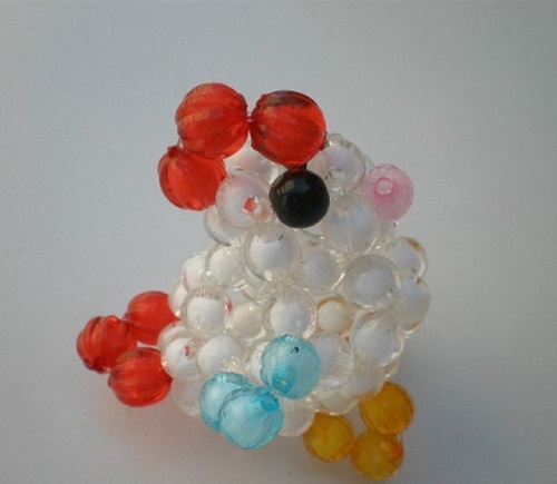 3月16日，手工好副業(yè)，想接正規(guī)廠家的手工，在手工之家要掙錢(qián)，加工看效率、銷(xiāo)售看客流，圖為勵(lì)志珠珠繡串珠手工產(chǎn)品剪影