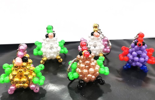 3月17日，在家做手工副業(yè)掙錢，靈活就業(yè)的手工副業(yè)，手工之家的純手工項(xiàng)目，加工容易、銷售也容易，圖為勵(lì)志珠珠繡串珠手工產(chǎn)品剪影