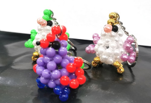 3月17日，在家做手工副業(yè)掙錢，靈活就業(yè)的手工副業(yè)，手工之家的純手工項(xiàng)目，加工容易、銷售也容易，圖為勵(lì)志珠珠繡串珠手工產(chǎn)品剪影