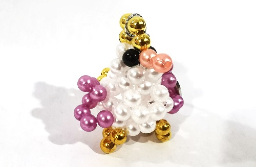 3月17日，在家做手工副業(yè)掙錢，靈活就業(yè)的手工副業(yè)，手工之家的純手工項(xiàng)目，加工容易、銷售也容易，圖為勵(lì)志珠珠繡串珠手工產(chǎn)品剪影