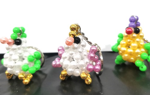 3月17日，在家做手工副業(yè)掙錢，靈活就業(yè)的手工副業(yè)，手工之家的純手工項(xiàng)目，加工容易、銷售也容易，圖為勵(lì)志珠珠繡串珠手工產(chǎn)品剪影