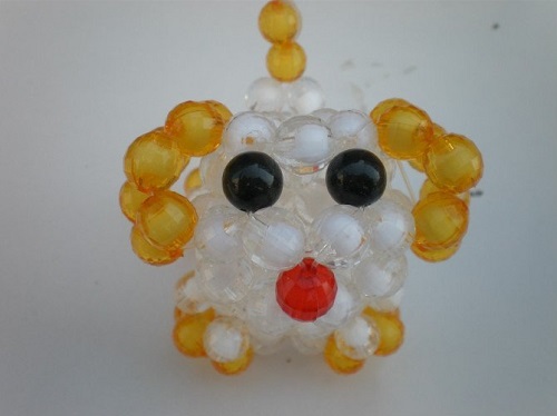 3月18日，想做手工副業(yè)掙錢，帶回家做的手工項目，在手工之家，心中有目標(biāo)、手上有行動、口袋有收入，圖為勵志珠珠繡串珠手工產(chǎn)品剪影