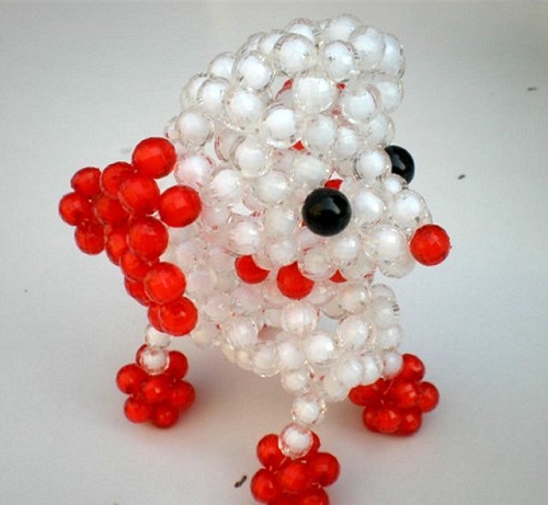 3月18日，想做手工副業(yè)掙錢，帶回家做的手工項目，在手工之家，心中有目標(biāo)、手上有行動、口袋有收入，圖為勵志珠珠繡串珠手工產(chǎn)品剪影