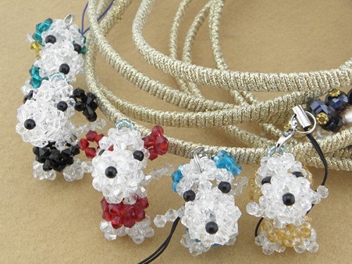 3月18日，想做手工副業(yè)掙錢，帶回家做的手工項目，在手工之家，心中有目標(biāo)、手上有行動、口袋有收入，圖為勵志珠珠繡串珠手工產(chǎn)品剪影