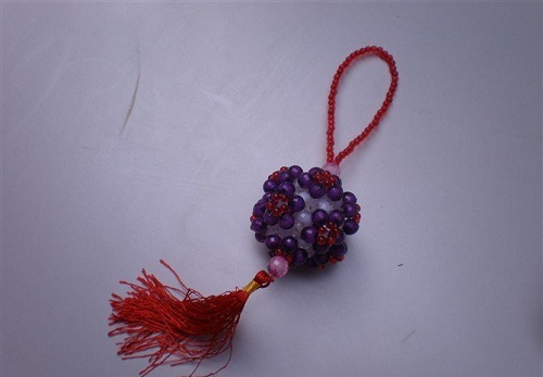 3月20日，穩(wěn)定可靠的手工副業(yè)，靈活就業(yè)做手工掙錢(qián)，在手工之家如何辦理合作，圖為勵(lì)志珠珠繡串珠手工產(chǎn)品剪影