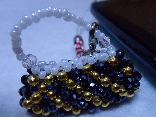 3月21日，把純手工拿回家做，靈活就業(yè)創(chuàng)業(yè)副業(yè)，不論地域，手工之家的合作和服務(wù)都一樣、都公開(kāi)透明，圖為勵(lì)志珠珠繡串珠手工產(chǎn)品剪影