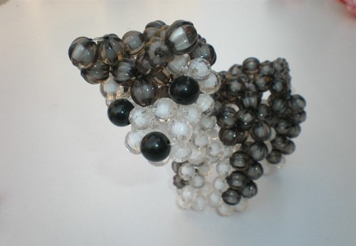 3月22日，在家做手工副業(yè)，可以拿回家做的手工項目，與老手工平臺手工之家合作，渠道有很多，圖為勵志珠珠繡串珠手工產(chǎn)品剪影