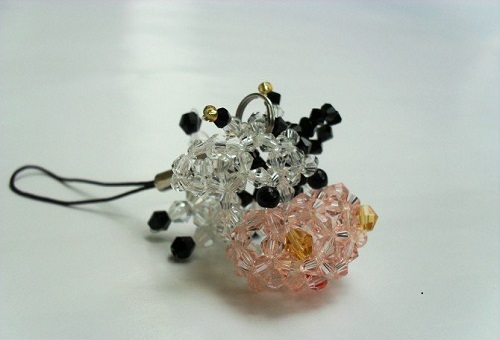 3月22日，在家做手工副業(yè)，可以拿回家做的手工項目，與老手工平臺手工之家合作，渠道有很多，圖為勵志珠珠繡串珠手工產(chǎn)品剪影