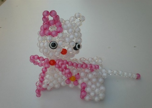 3月23日，居家靈活就業(yè)副業(yè)，在家做手工掙錢，付出可以有更好的收獲，在手工之家如何做到，圖為勵志珠珠繡串珠手工產(chǎn)品剪影