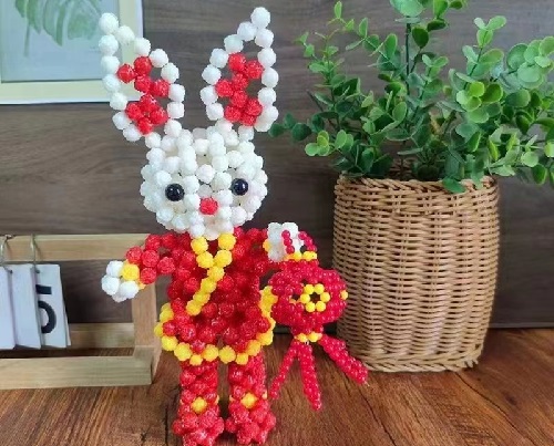 3月23日，居家靈活就業(yè)副業(yè)，在家做手工掙錢，付出可以有更好的收獲，在手工之家如何做到，圖為勵志珠珠繡串珠手工產(chǎn)品剪影