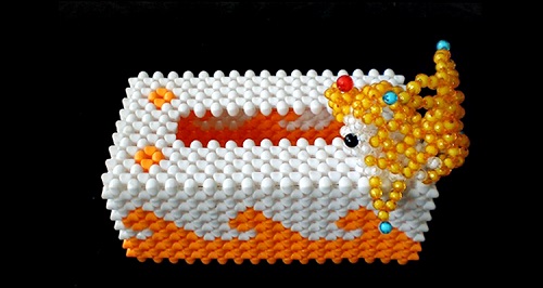 3月24日，拿回家做的手工項目，在家做的好副業(yè)，讓合作者有個好收入，就是手工之家對手工事業(yè)的追求和努力，圖為勵志珠珠繡串珠手工產(chǎn)品剪影