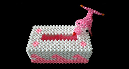 3月24日，拿回家做的手工項目，在家做的好副業(yè)，讓合作者有個好收入，就是手工之家對手工事業(yè)的追求和努力，圖為勵志珠珠繡串珠手工產(chǎn)品剪影