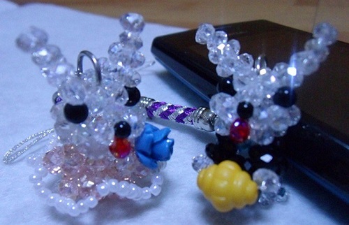 3月25日，想接正規(guī)廠家的手工副業(yè)，手工靈活就業(yè)創(chuàng)業(yè)，在手工之家,掙錢因?yàn)榇蠹叶季礃I(yè)認(rèn)真，圖為勵(lì)志珠珠繡串珠手工產(chǎn)品剪影