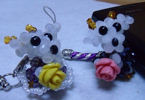 3月25日，想接正規(guī)廠家的手工副業(yè)，手工靈活就業(yè)創(chuàng)業(yè)，在手工之家,掙錢因?yàn)榇蠹叶季礃I(yè)認(rèn)真，圖為勵(lì)志珠珠繡串珠手工產(chǎn)品剪影