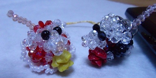 3月25日，想接正規(guī)廠家的手工副業(yè)，手工靈活就業(yè)創(chuàng)業(yè)，在手工之家,掙錢因?yàn)榇蠹叶季礃I(yè)認(rèn)真，圖為勵(lì)志珠珠繡串珠手工產(chǎn)品剪影