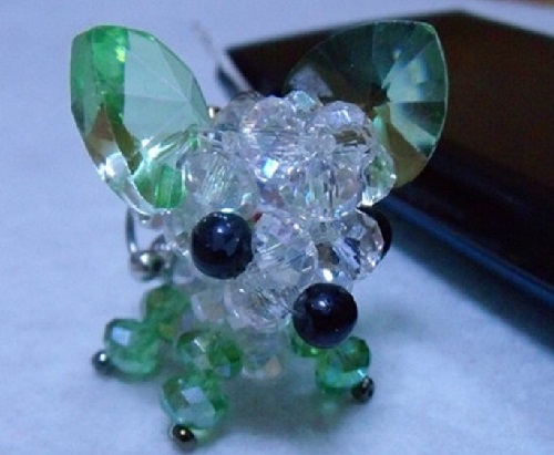 3月25日，想接正規(guī)廠家的手工副業(yè)，手工靈活就業(yè)創(chuàng)業(yè)，在手工之家,掙錢因?yàn)榇蠹叶季礃I(yè)認(rèn)真，圖為勵(lì)志珠珠繡串珠手工產(chǎn)品剪影