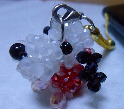 3月25日，想接正規(guī)廠家的手工副業(yè)，手工靈活就業(yè)創(chuàng)業(yè)，在手工之家,掙錢因?yàn)榇蠹叶季礃I(yè)認(rèn)真，圖為勵(lì)志珠珠繡串珠手工產(chǎn)品剪影