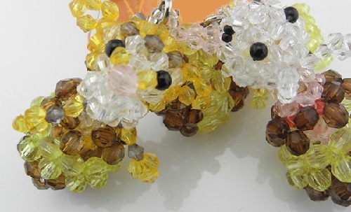 3月26日，帶回家做的手工項目，在家做手工靈活就業(yè)創(chuàng)業(yè)，做手工之家的手工項目加工、銷售有技巧，圖為勵志珠珠繡串珠手工產(chǎn)品剪影