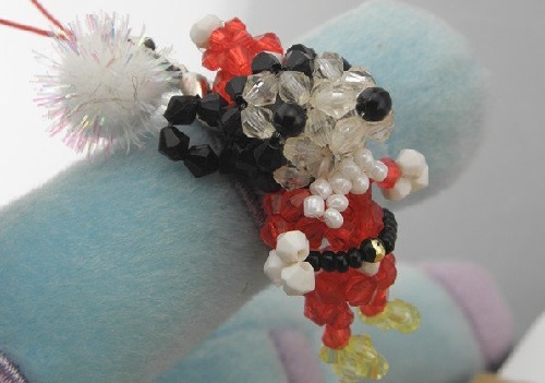 3月26日，帶回家做的手工項目，在家做手工靈活就業(yè)創(chuàng)業(yè)，做手工之家的手工項目加工、銷售有技巧，圖為勵志珠珠繡串珠手工產(chǎn)品剪影