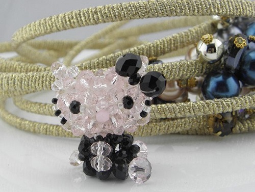 3月26日，帶回家做的手工項目，在家做手工靈活就業(yè)創(chuàng)業(yè)，做手工之家的手工項目加工、銷售有技巧，圖為勵志珠珠繡串珠手工產(chǎn)品剪影