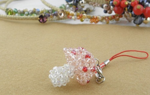 3月26日，帶回家做的手工項目，在家做手工靈活就業(yè)創(chuàng)業(yè)，做手工之家的手工項目加工、銷售有技巧，圖為勵志珠珠繡串珠手工產(chǎn)品剪影