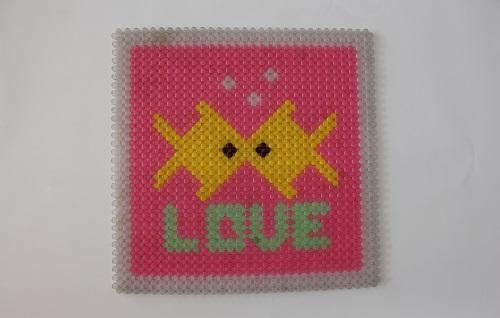 3月29日，純手工加工項(xiàng)目，在家掙錢的好副業(yè)，加入手工之家，能給自己和家庭帶來這么多，圖為勵志珠珠繡串珠手工產(chǎn)品剪影