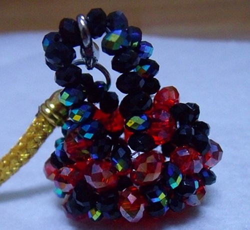 3月30日，開飾品加工廠，居家靈活就業(yè)創(chuàng)業(yè)好副業(yè)，找正規(guī)廠家的手工項(xiàng)目，在手工之家通過手工掙錢的方式很多，圖為勵(lì)志珠珠繡串珠手工產(chǎn)品剪影