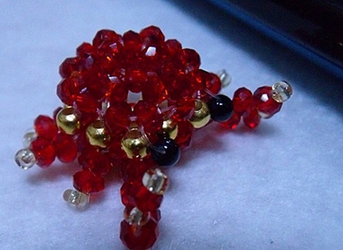 3月30日，開飾品加工廠，居家靈活就業(yè)創(chuàng)業(yè)好副業(yè)，找正規(guī)廠家的手工項(xiàng)目，在手工之家通過手工掙錢的方式很多，圖為勵(lì)志珠珠繡串珠手工產(chǎn)品剪影