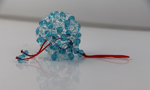 3月31日，帶回家做的手工副業(yè)，在家做飾品加工廠掙錢，在手工之家，幾個特點決定純手工項目適合靈活就業(yè)創(chuàng)業(yè)，圖為勵志珠珠繡串珠手工產品剪影