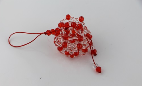 3月31日，帶回家做的手工副業(yè)，在家做飾品加工廠掙錢，在手工之家，幾個特點決定純手工項目適合靈活就業(yè)創(chuàng)業(yè)，圖為勵志珠珠繡串珠手工產品剪影