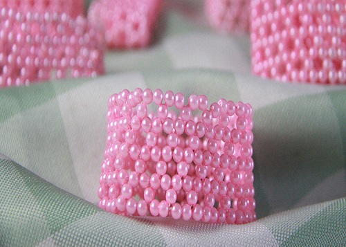 4月1日，在家做手工副業(yè)掙錢，拿回家做的手工項目，在手工之家，這里的手工項目收入有哪些部分，圖為勵志珠珠繡串珠手工產(chǎn)品剪影