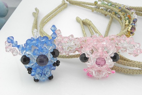 4月2日，想接正規(guī)廠家的手工項目，放心在家做手工副業(yè)，與手工之家合作，我可以嗎？有啥要求？圖為勵志珠珠繡串珠手工產(chǎn)品剪影