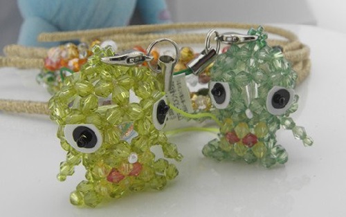 4月2日，想接正規(guī)廠家的手工項目，放心在家做手工副業(yè)，與手工之家合作，我可以嗎？有啥要求？圖為勵志珠珠繡串珠手工產(chǎn)品剪影