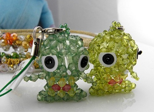 4月2日，想接正規(guī)廠家的手工項目，放心在家做手工副業(yè)，與手工之家合作，我可以嗎？有啥要求？圖為勵志珠珠繡串珠手工產(chǎn)品剪影