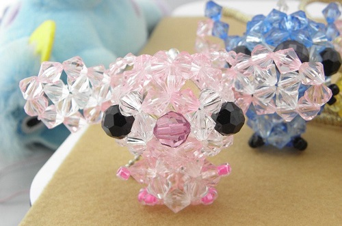 4月2日，想接正規(guī)廠家的手工項目，放心在家做手工副業(yè)，與手工之家合作，我可以嗎？有啥要求？圖為勵志珠珠繡串珠手工產(chǎn)品剪影