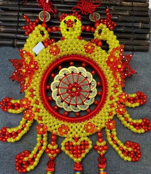 4月3日，手工加工回收項目，居家靈活就業(yè)創(chuàng)業(yè)好副業(yè)，手工之家的服務(wù)好是指哪些方面，圖為勵志珠珠繡串珠手工產(chǎn)品剪影