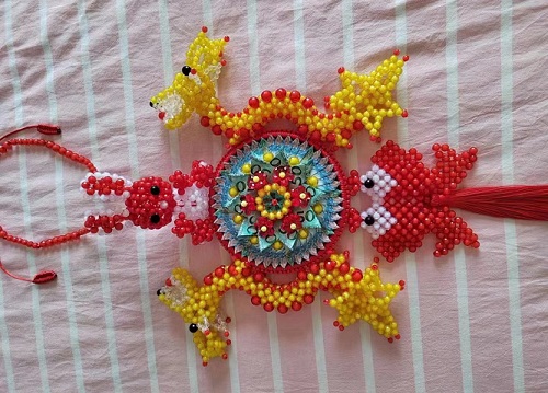 4月3日，手工加工回收項目，居家靈活就業(yè)創(chuàng)業(yè)好副業(yè)，手工之家的服務(wù)好是指哪些方面，圖為勵志珠珠繡串珠手工產(chǎn)品剪影