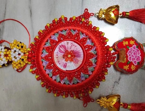 4月3日，手工加工回收項目，居家靈活就業(yè)創(chuàng)業(yè)好副業(yè)，手工之家的服務(wù)好是指哪些方面，圖為勵志珠珠繡串珠手工產(chǎn)品剪影