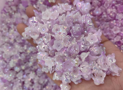 4月4日，帶回家做的手工項(xiàng)目，在家做的手工好副業(yè)，在手工之家，純手工項(xiàng)目的優(yōu)勢(shì)在哪兒，圖為勵(lì)志珠珠繡串珠手工產(chǎn)品剪影