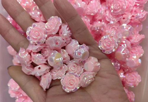 4月4日，帶回家做的手工項(xiàng)目，在家做的手工好副業(yè)，在手工之家，純手工項(xiàng)目的優(yōu)勢(shì)在哪兒，圖為勵(lì)志珠珠繡串珠手工產(chǎn)品剪影