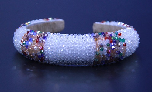 4月8日，帶回家做的手工項(xiàng)目，足不出戶(hù)掙錢(qián)的好副業(yè)，手工之家的純手工產(chǎn)品怎么樣？圖為勵(lì)志珠珠繡串珠手工產(chǎn)品剪影